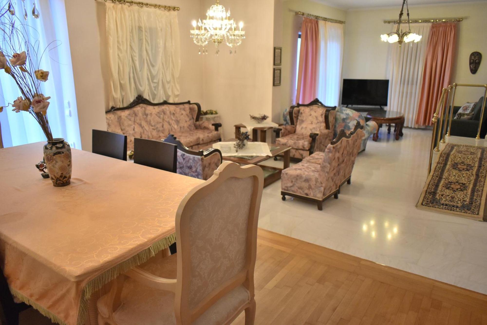 Comfortable Opposite The Park Apartment