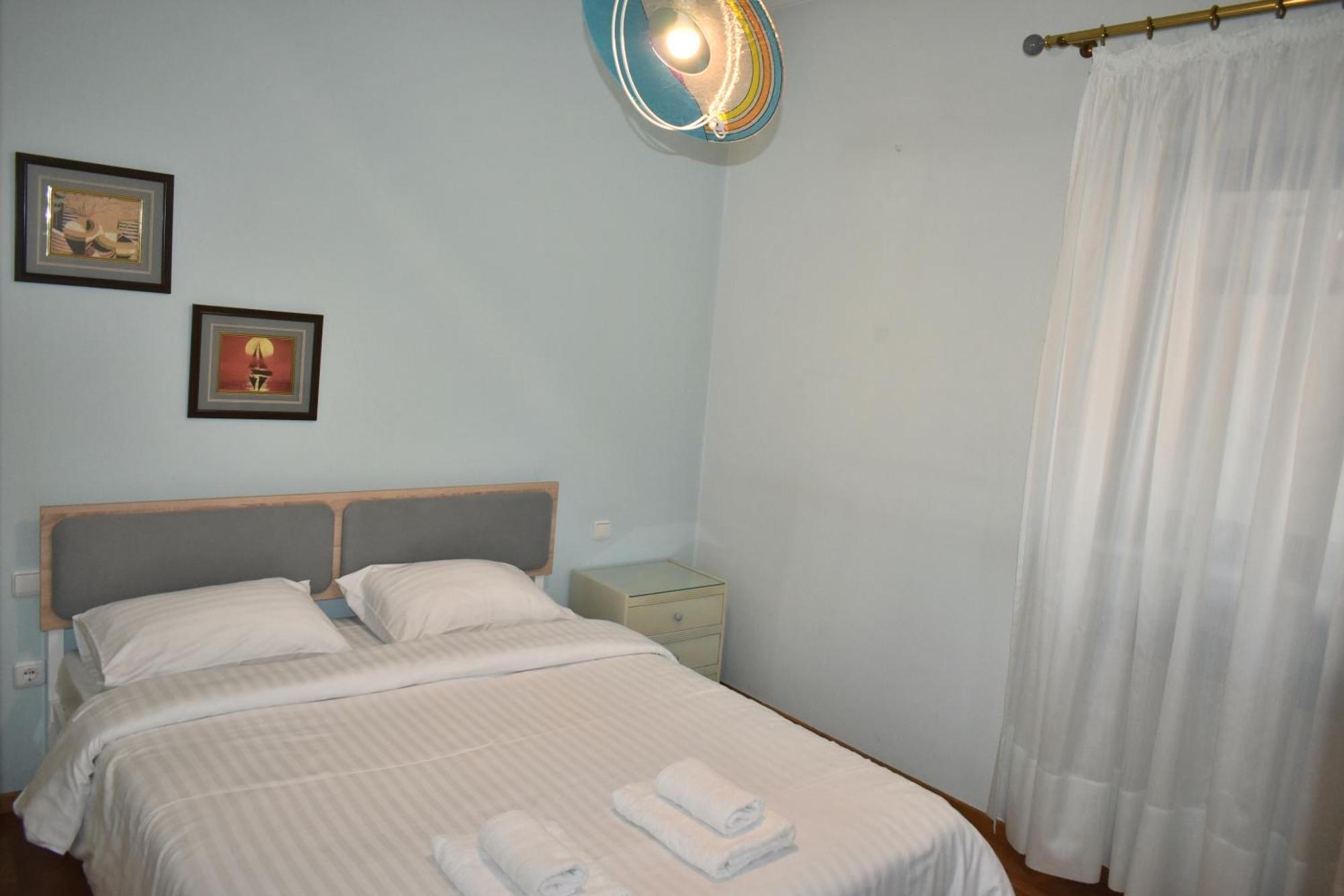 Comfortable Opposite The Park Apartment