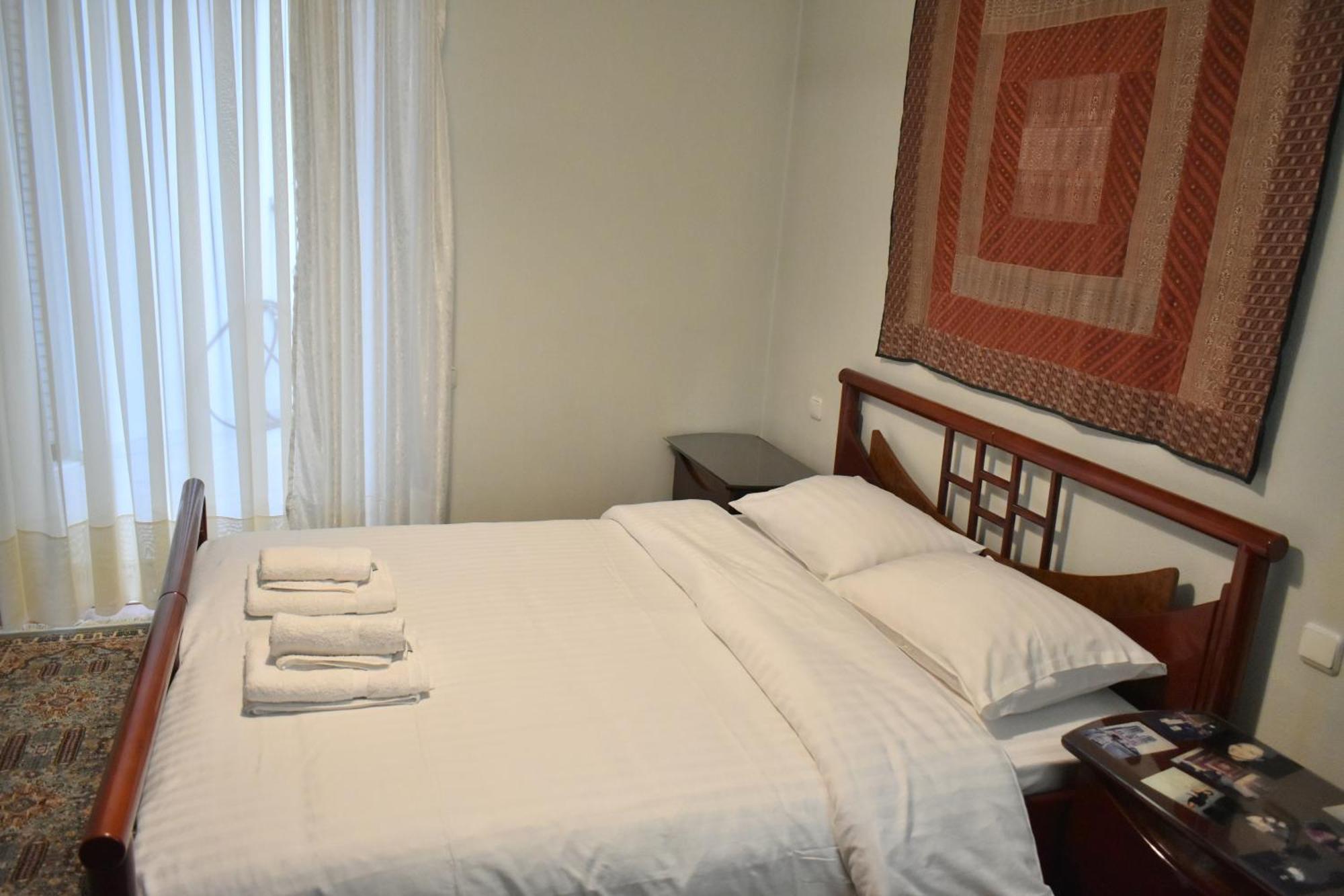 Comfortable Opposite The Park *